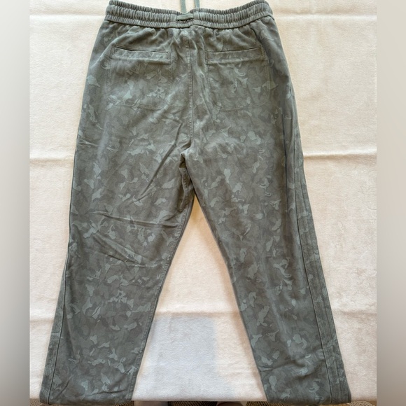 Athleta Farallon Stratum Green Camo Jogger - Picture 3 of 5